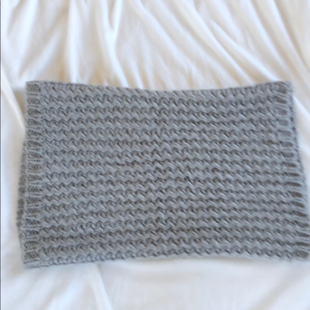 Gray knit scarf